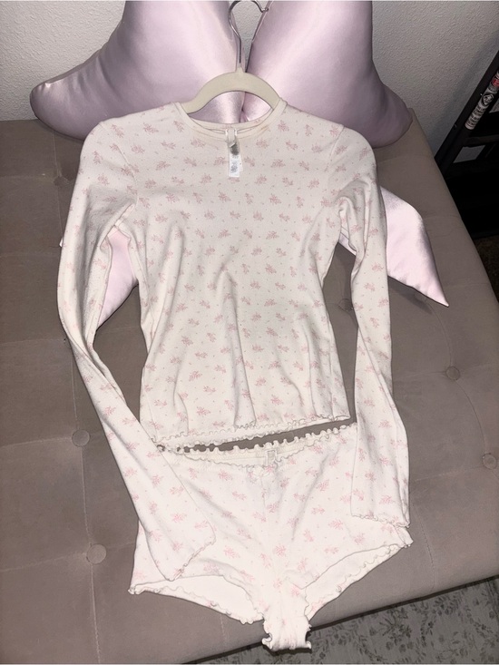 SKIMS Other - SKIMS Cream and Pink Floral Long Sleeve Pajama Set